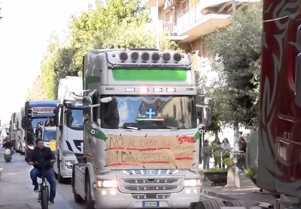 Caro gasolio e prodotti alimentari alle stelle: la protesta si diffonde, c'è anche lo sciopero del pane